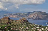 Aufstieg zum Gran Cratere - Blick nach Lipari zum Aussichtspunkt Quattroocci