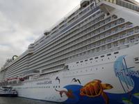 4.266 Passagiere, 326 m lang