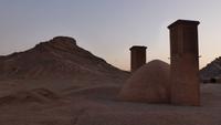 Yazd - Turm des Schweigens (Hintergrund), vorn Wasserspeicher mit Windturm