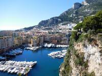 Monaco unter blauem Himmel