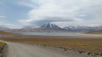 Hochlandlagune Miscanti mit gleichnamigen Vulkan, Atacama Wüste