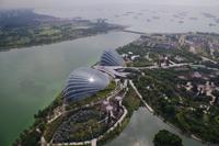 Ausblick vom Marina Sands Skytower auf die Gardens of Bay