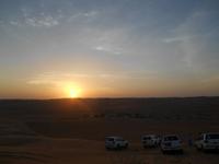 Sonnenuntergang auf der Düne oberhalb des Safari-Wüstencamps
