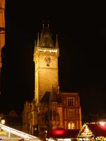 Weihnachtsmarkt in Prag mit dem Rathaus
