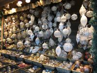 An den Ständen wird glitzernder Weihnachtsschmuck angeboten