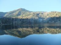 Im Erlaufsee spiegeln sich die Berge
