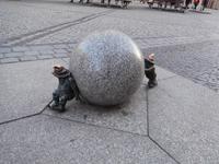 Zwerge mit schwerer Last in Breslau