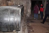 alte Fässer im Weinkeller 