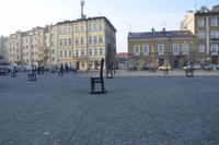 70 leere Bronzestühle als Erinnerung an das jüdische Ghetto (1941-1943)