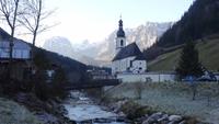 Ramsauer Kirche mit Ramsauer Ache