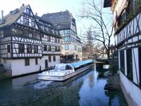 Ein Fahrgastschiff passiert die Drehbrücke