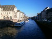 Die Anlegestelle der Fahrgastschiffe, unterhalb vom Palais Rohan