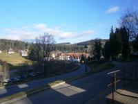 Blick vom Vorplatz der Kirche auf die Umgebung