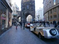 Weitere Oldtimer vor dem Pulverturm