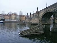 Fahrt unter der Karlsbrücke hindurch