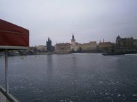 Rechts das Wehr und Links die Karlsbrücke mit Altstädter Brückenturm