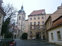 Melnik, Eingang zum Schloß, links die Schloßkirche