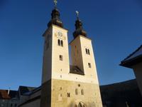 Die schon von Weitem sichtbare doppeltürmige Wesrfassade des Gurker Domes.