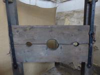 Wolkenburg, Pranger in der Folterkammer