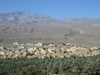 Dubai - Oman - Ausflug rund um Nizwa -Blick auf das Oasendorf Al Hamra mit den Lehmbauten