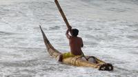 Binsenboot in Aktion vor dem Fischerdorf Huanchaco, Peru