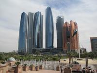 Blick vom Eingangsportal des Emirates Palace zur Stadt