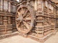 die berühmten Räder des Sonnentempels von Konarak - 24 sind erhalten