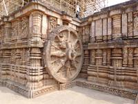 die berühmten Räder des Sonnentempels von Konarak - 24 sind erhalten