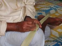 Guru Maganayak lehrt die Kunst der Palmblatt-Gravur