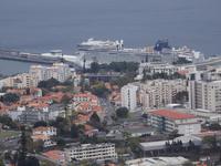 Blick auf den Hafen von Funchal mit Kreuzfahrtschiff