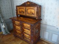 Ein Vertiko mit Geheimfächern der Kaiserin.