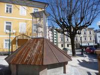 Der hl. Nepomuk auf einem vor dem Frost geschützten Brunnen.