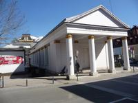 Eine Trinkhalle mit gesundem, mineralhaltigem Wasser.