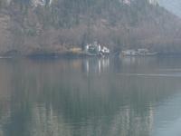 Auf der gegenüberliegenden Seeseite ein kleines, feines Privatschlößchen.