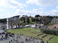 Blick vom Kolosseum zum Konstantinsbogen und zum Palatino