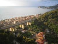 die Autobrücke von Letojanni