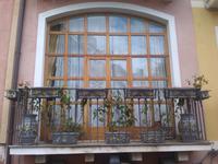 ein reich geschmückter Balkon
