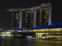 Marina Bay - Nobelhotel in Form eines Schiffes oder auch als Bügelbrett erkennbar
