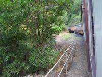 Zug kurz vor großen Eisenbahnbrück übers Tal