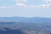 El Tibidabo: Der Hausberg von Barcelona mit seinem auffälligen Fernsehturm, von Montserrat aus