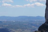 El Tibidabo: Der Hausberg von Barcelona mit seinem auffälligen Fernsehturm, von Montserrat aus