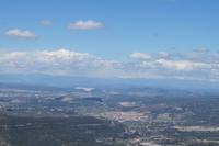 Die verschneiten Gipfel der Pyrenäen unter Wolken, gesehen von Montserrat 