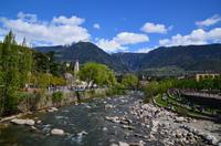086 Meran, Blick von der Theaterbrücke zur Passer und den Sarntaler Alpen