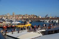 110 MSC Armonia, Blick auf das Oberdeck und die Altstadt von Genua