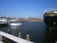 Blick über die Hafenanlagen auf die Stadt Enkhuizen