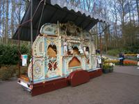 Eine typische niederländische Spielorgel unterhält die Gäste