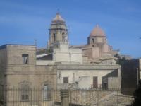 spanischer Glockenturm und normannische Kuppel