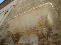 antike Bank, vor dem Umbau der Straße geschaffen 