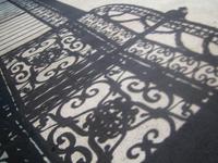 Schatten des Tores am Kathedralenplatz 