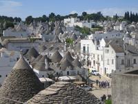 Die Trulli wachsen den Berg hinauf. 